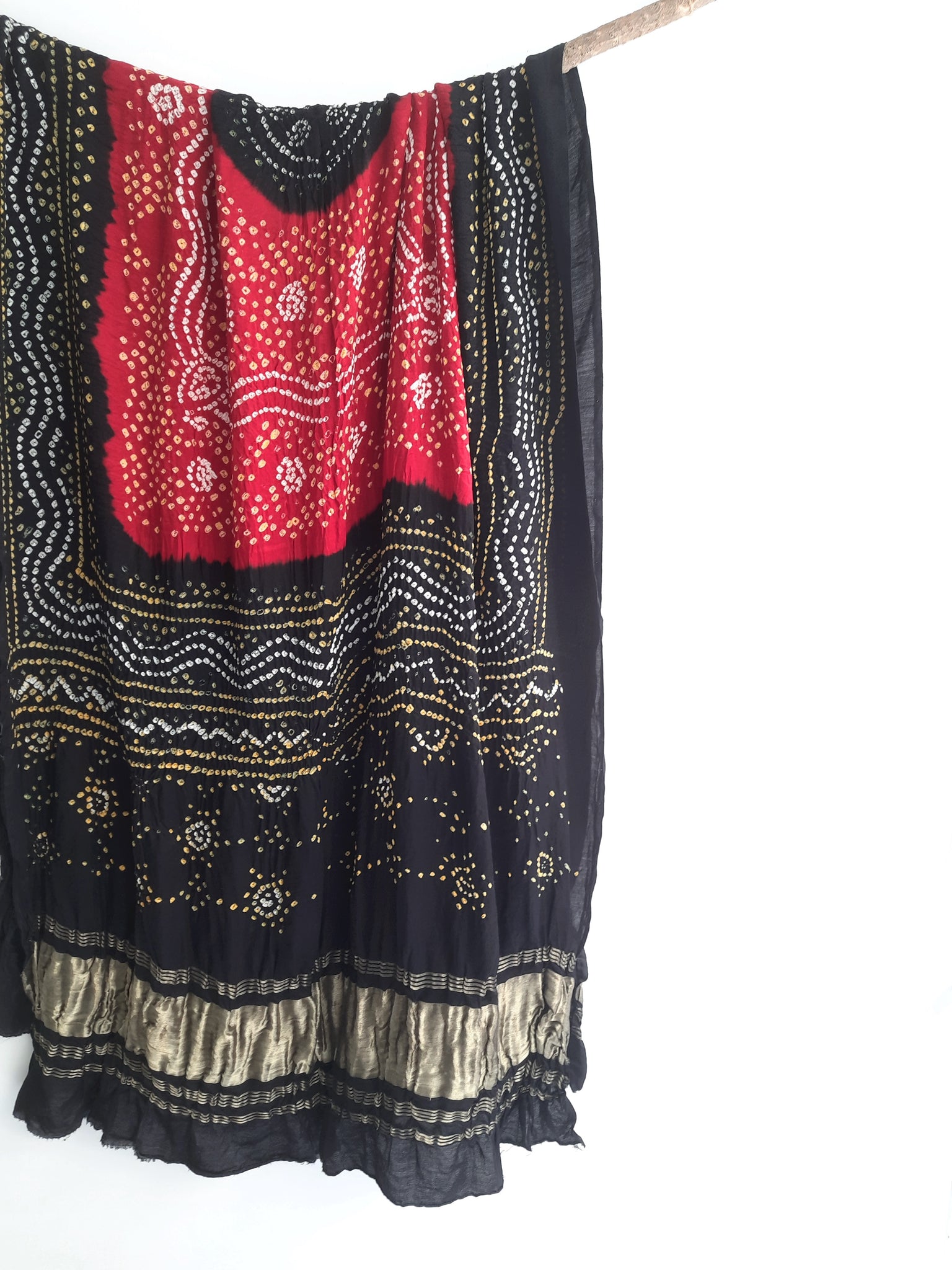 Bandhani gajji silk dupatta in black and red color.