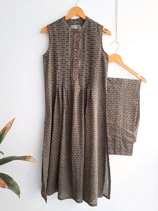 Serene Olive Coord Set - Elevate your wardrobe sustainably with this soft mangalagiri cotton ensemble. Muted olive green with a woven self design, mandarin collar, and beautiful pin tucks. Paired with elasticated waistband pants, it's perfect for everyday wear. Ethically crafted for conscious fashion choices.